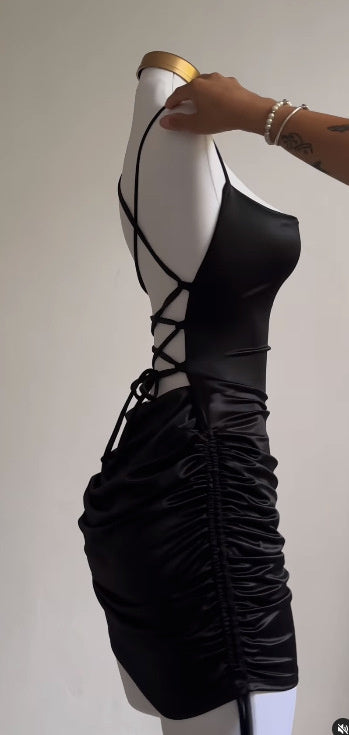 Robe courte en satin noir à lien latéral