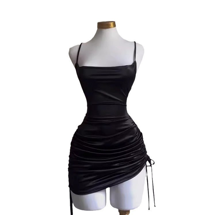 Robe courte en satin noir à lien latéral
