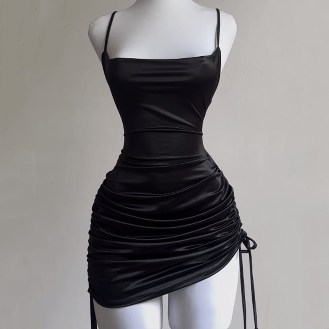 Robe courte en satin noir à lien latéral