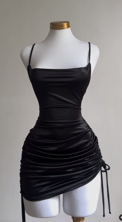 Robe courte en satin noir à lien latéral