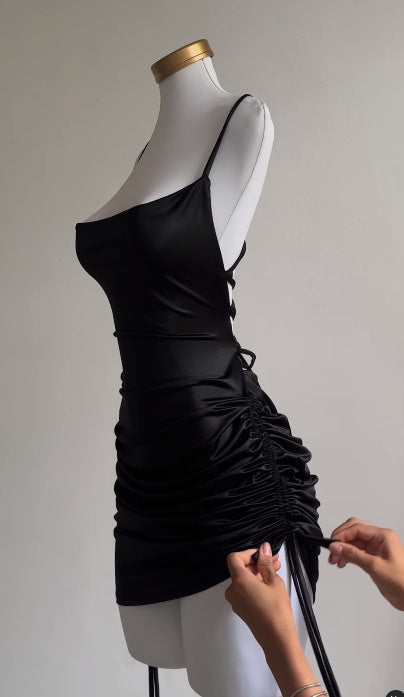 Robe courte en satin noir à lien latéral